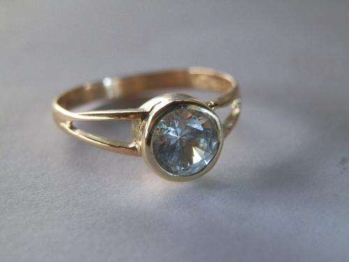14ct Gold and white sapphire ring