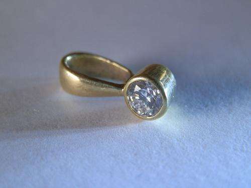 9ct Gold diamond (4-5mm diam) pendant - shipping R35 insured