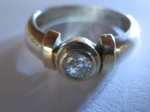 9ct White and yellow gold diamond (5-6mm diam) ring - shipping R35 insured
