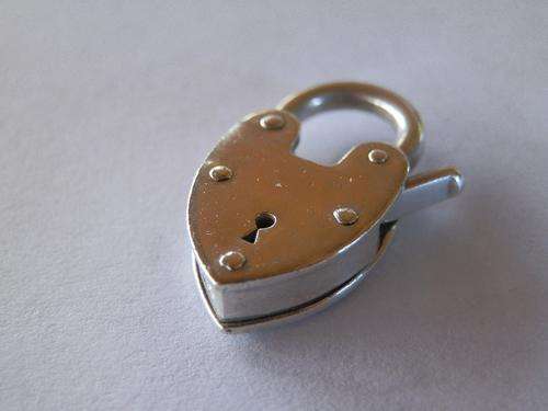 Sterling silver padlock clasp - shipping R35 insured
