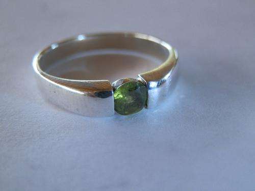 Sterling silver peridot ring - shipping R35 insured