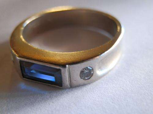 18ct White gold blue sapphire and diamond ring - shipping R35 insured