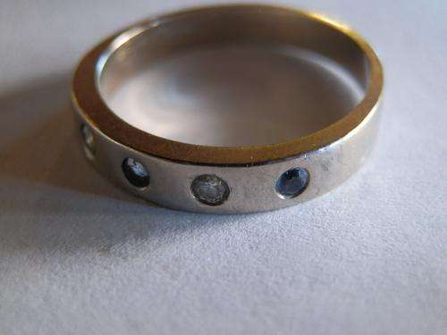 18ct White gold diamond and blue sapphire ring - shipping R35 insured