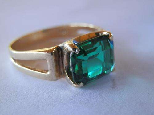 9ct Gold emerald ring - shipping R35 insured