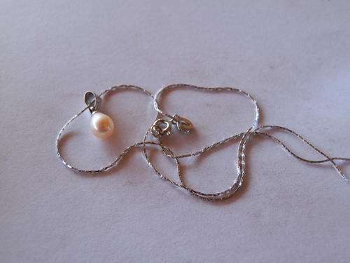 18ct White gold pearl necklace - shipping R40 insured