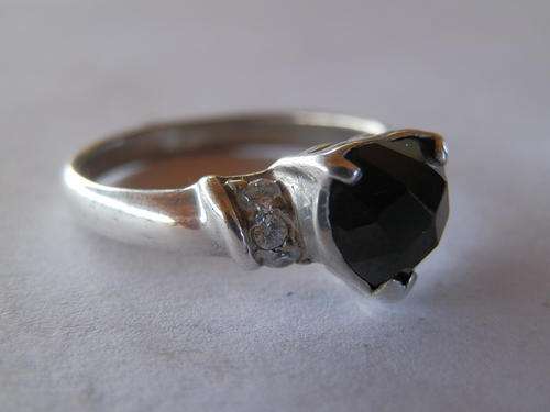 Sterling silver onyx ring - shipping R40 insured