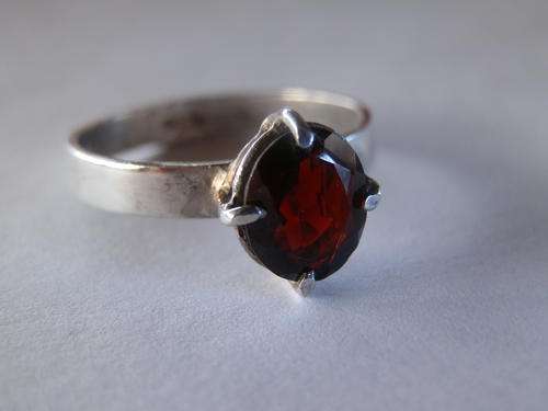 Vintage sterling silver garnet ring - shipping R40 insured