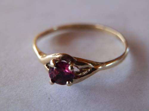 9ct Gold garnet ring - shipping R40 insured