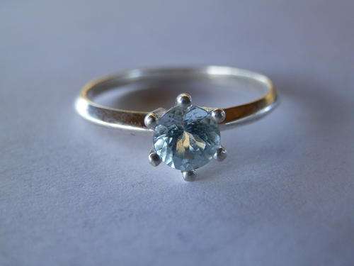 Sterling silver blue topaz ring - shipping R40 insured