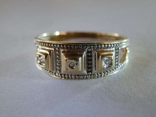 9ct Gold diamond ring (1) - shipping R40 insurance included
