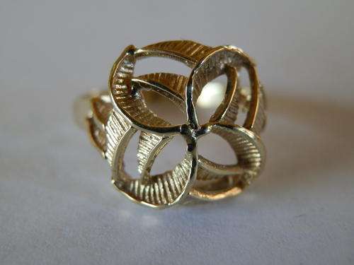 ANNUAL CLEARANCE!!  9 ct Gold - 1.6 gram - fancy ring, value R1,920