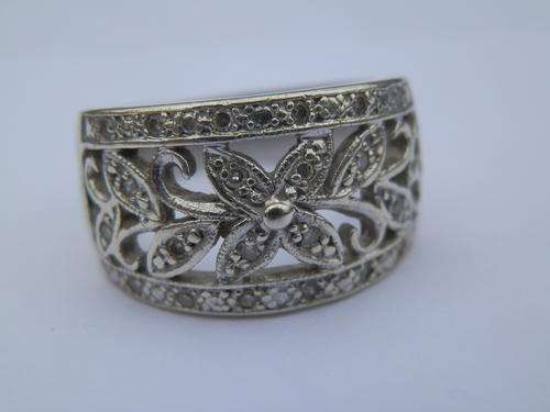 9 ct White gold - 7.1 gram - diamond ring. Value R11,250
