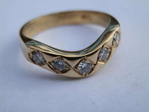 18 ct Gold - 4.5 gram - diamond ring. Value R15,000