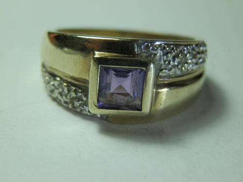 9ct Gold - 4.6 gram - amethyst and diamond ring - thirty (30) days to pay. Value R5,768