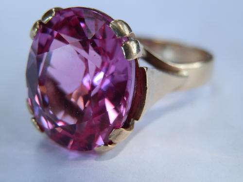9 ct Gold - 6.9 gram - Pink topaz ring - thirty (30) days to pay. Value R9,080