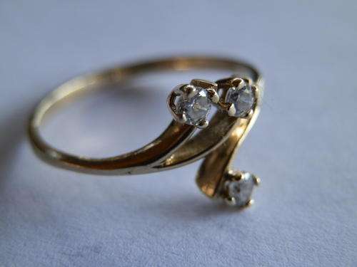 9 ct Gold dress ring - thirty (30) days to pay.