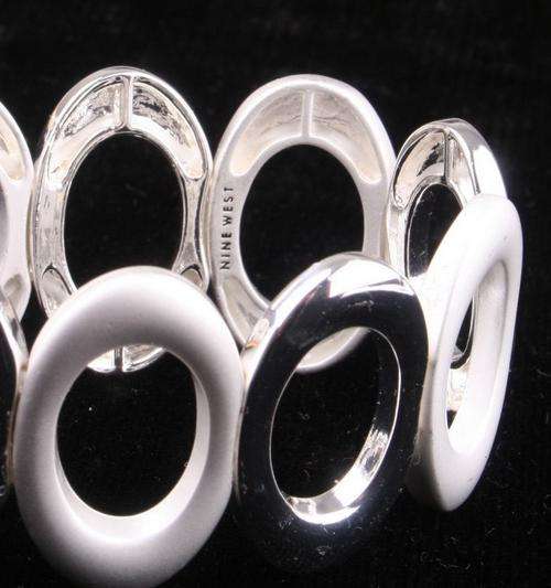NINE WEST * SHINY MATTE OVAL STRETCH FASHION BRACELET