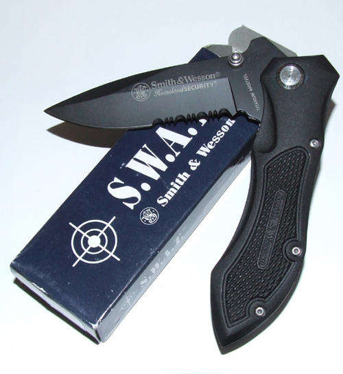 SMITH & WESSON BLACK TITANIUM FOLDING POCKET KNIFE