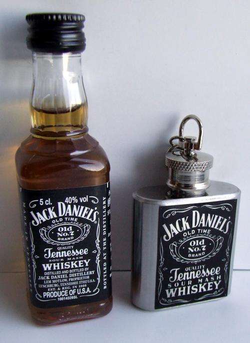 JACK DANIELS BRANDED 1OZ STAINLESS STEEL KEYRING FLASK AND FULL MINIATURE BOTTLE - NEW