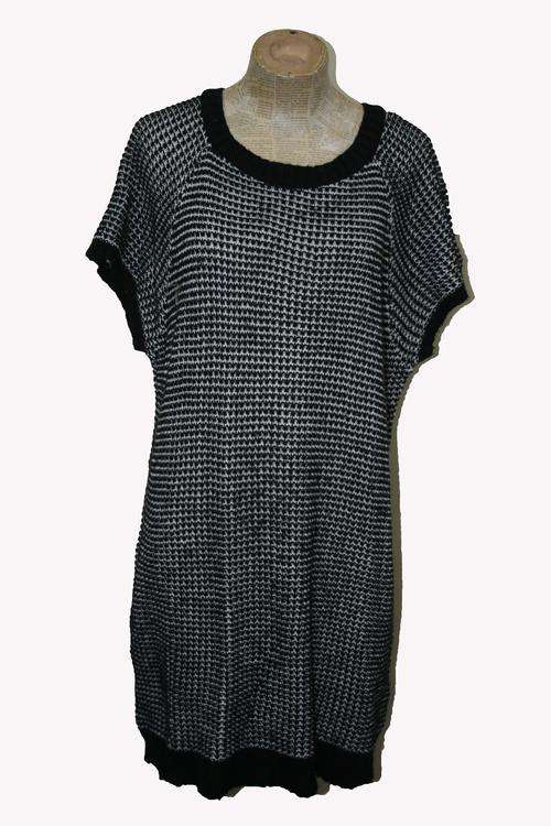 Vintage Black and White Short Sleeve Knit Top Size:XL Was:R90 Now:R50