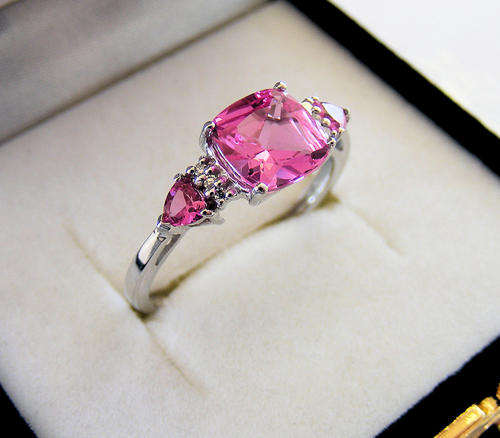 9ct White gold pink sapphire ring - NO RESERVE!!