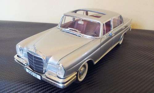Revell 1:18 Mercedes Benz 220SE Die Cast Scale Model car