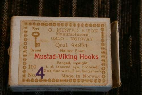 Vintage Mustad Viking Fly tying hooks + Expert Fly Tying Book