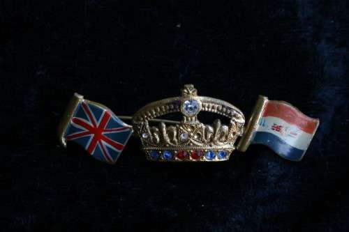 Crowning Brooch  badge