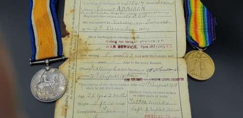WW1 and WW2 Medal sets to same family members.