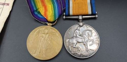 WW1 and WW2 Medal sets to same family members.