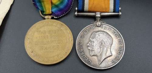 WW1 and WW2 Medal sets to same family members.