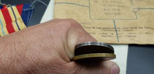 WW1 and WW2 Medal sets to same family members.