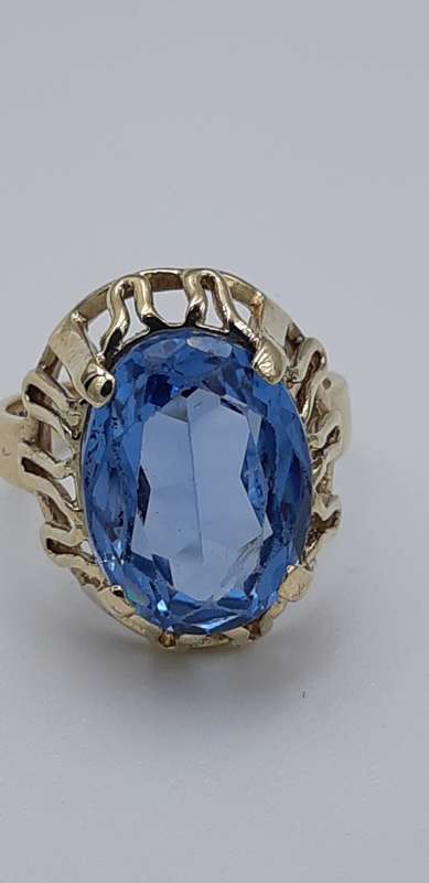 9c Gold ring with big Topaz stone