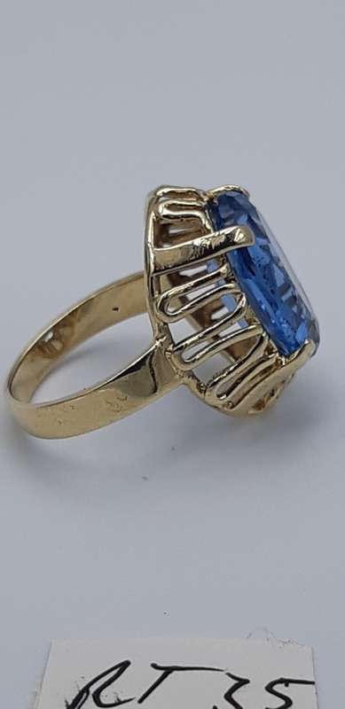 9c Gold ring with big Topaz stone