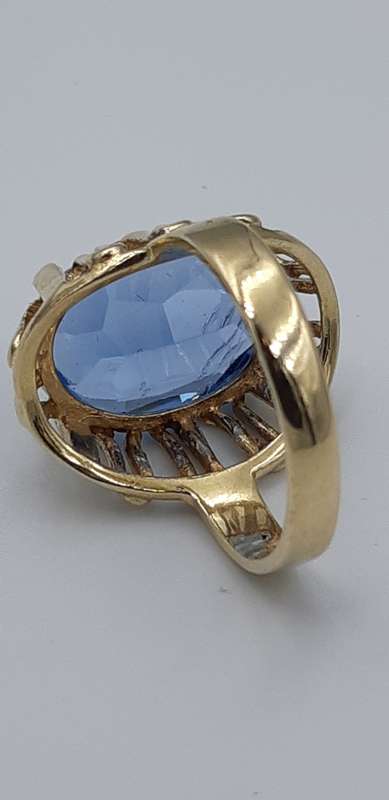 9c Gold ring with big Topaz stone