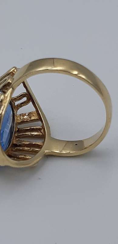 9c Gold ring with big Topaz stone