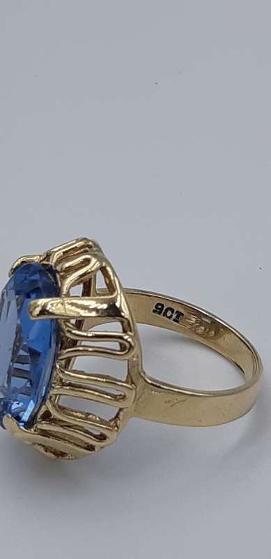 9c Gold ring with big Topaz stone