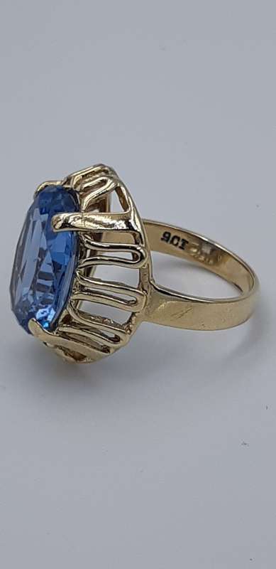 9c Gold ring with big Topaz stone