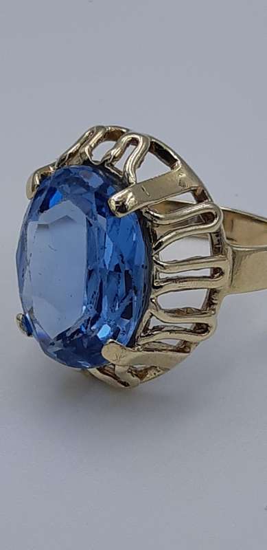 9c Gold ring with big Topaz stone