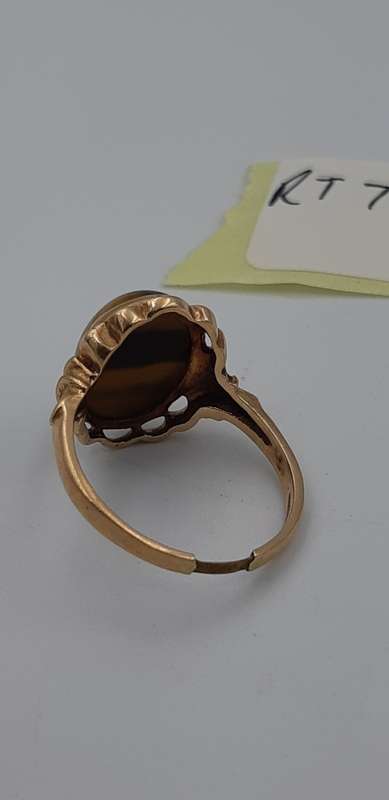 9 c gold ring with tiger eye