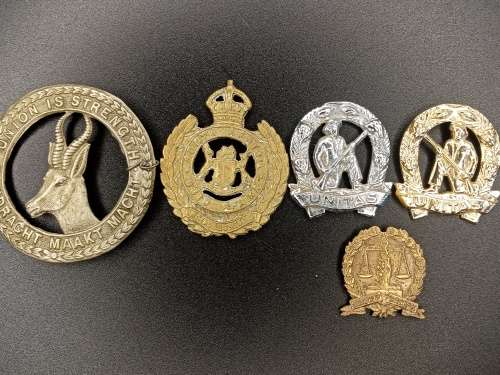 1 lot of 5 badges