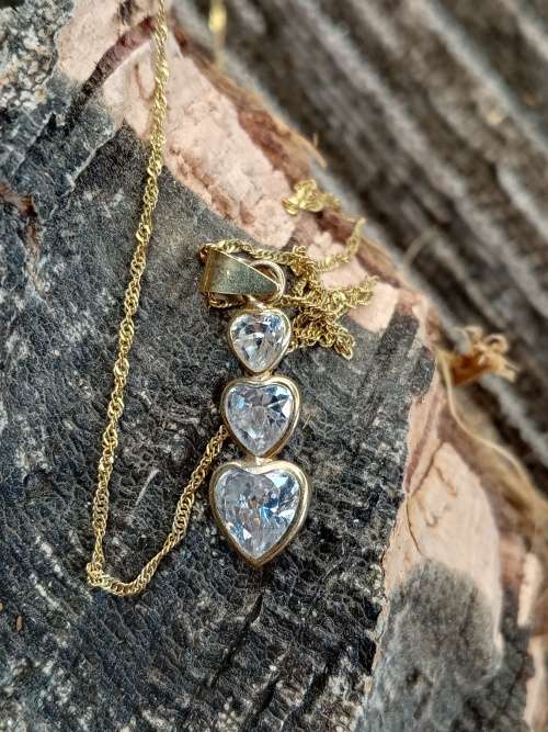 9 ct gold chain with pendant