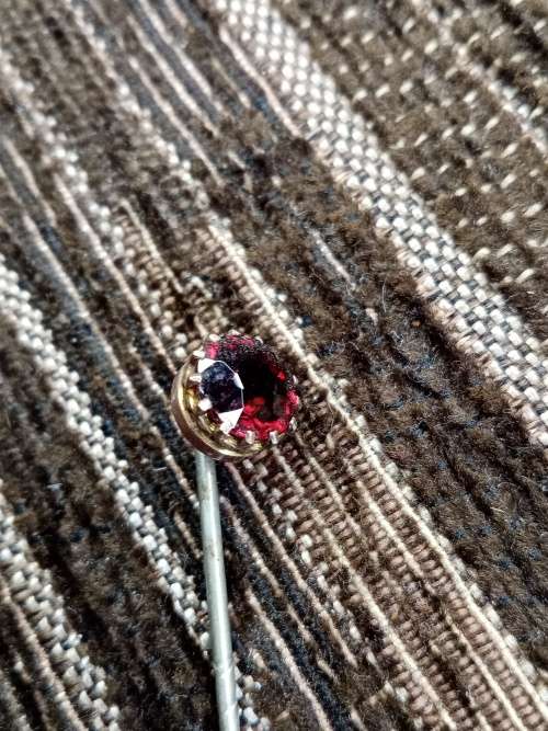 9 ct gold with Garnet tie pin 7mm diameter