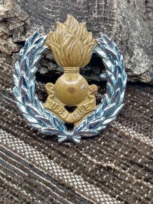 UBIQUE Badge