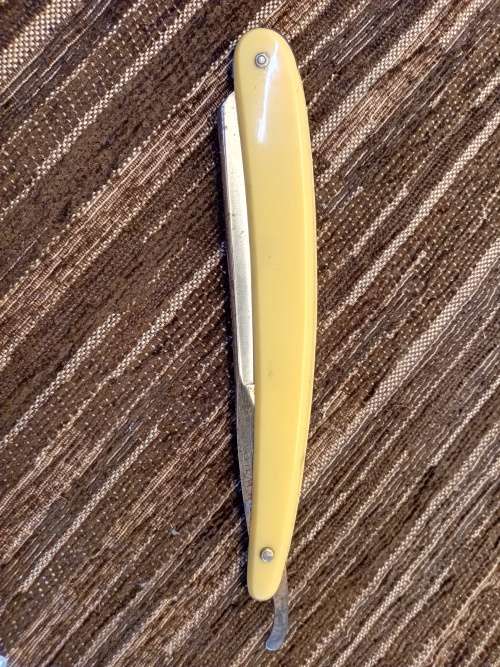 Double cuckoo cut throat razor