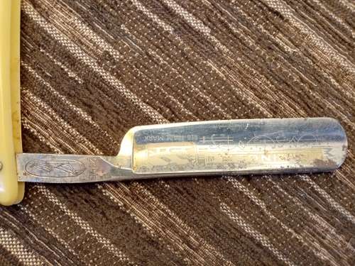 Double cuckoo cut throat razor