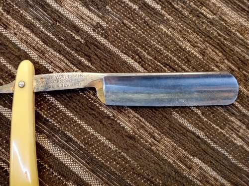 Double cuckoo cut throat razor