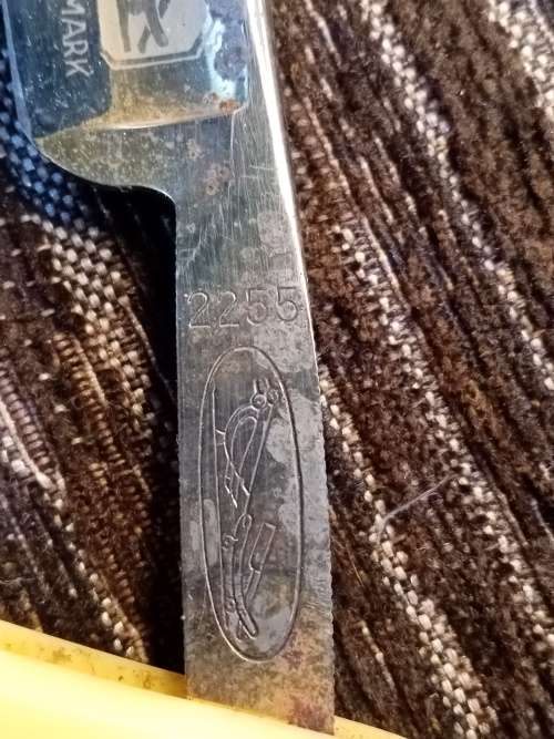 Double cuckoo cut throat razor