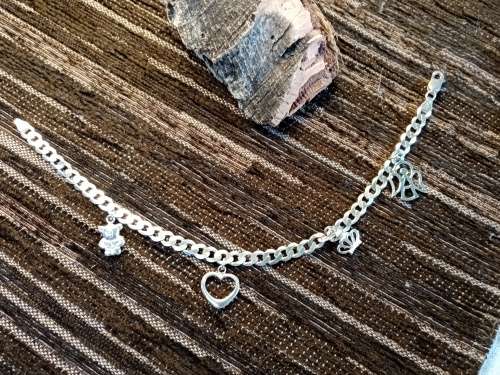 Charm bracelet with 4 charms 20.7 cm long
