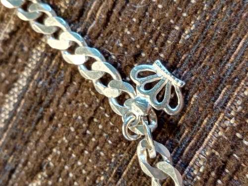 Charm bracelet with 4 charms 20.7 cm long